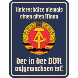 Funny Decorative Tin Sign for the Older DDR Bürger: Unterschätze nie einen alten Mann [German Language]