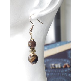 Vergoldete Ohrringe aus Edelstahl mit braunen Tigerauge-Perlen und goldenen Messingperlen