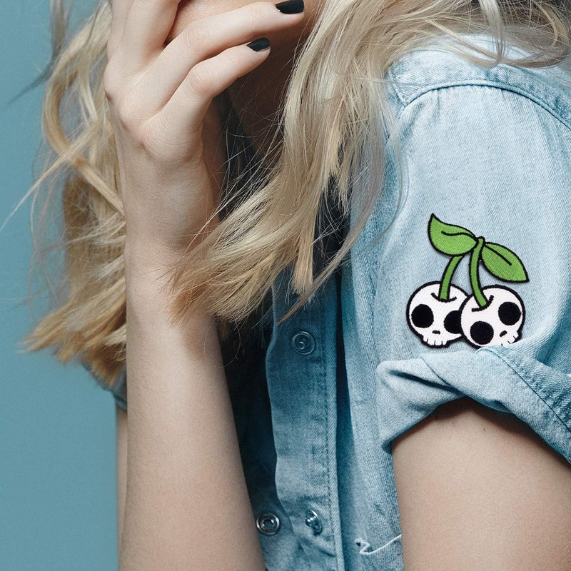 Winks For Days Cherry Skulls Parche bordado para planchar