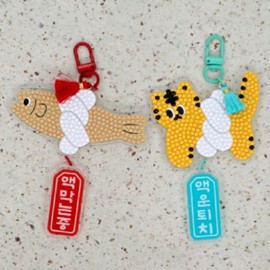 I agree to third-party provision for National Museum of Korea goods, evil pollack, jewelry, cross-stitch, keyring, good luck charm, and gift delivery. / 국립중앙박물관 굿즈 액막이 명태 보석십자수 키링 행운부적 선물 배송을 위한 제3자 제공에 동의합니다