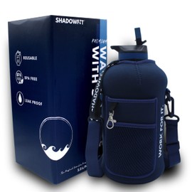 Shadowfit Botellas de agua de medio galón (74 onzas, 2.2 litros) con asa de tapa con popote y funda de almacenamiento, soporte grande para jarra con correa para beber durante el entrenamiento y el ejercicio