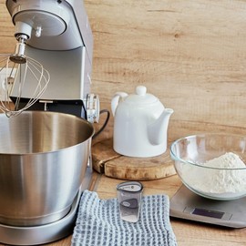 Dr. Oetker Messbecher 4 cl, Messkanne aus robustem Kunststoff, dreiecksförmiger Messbecher mit vielfältiger Skalierung, Maßangaben in cl und EL, (Maße: 5x7x5 cm), (Farbe: blau), Menge: 1 Stück