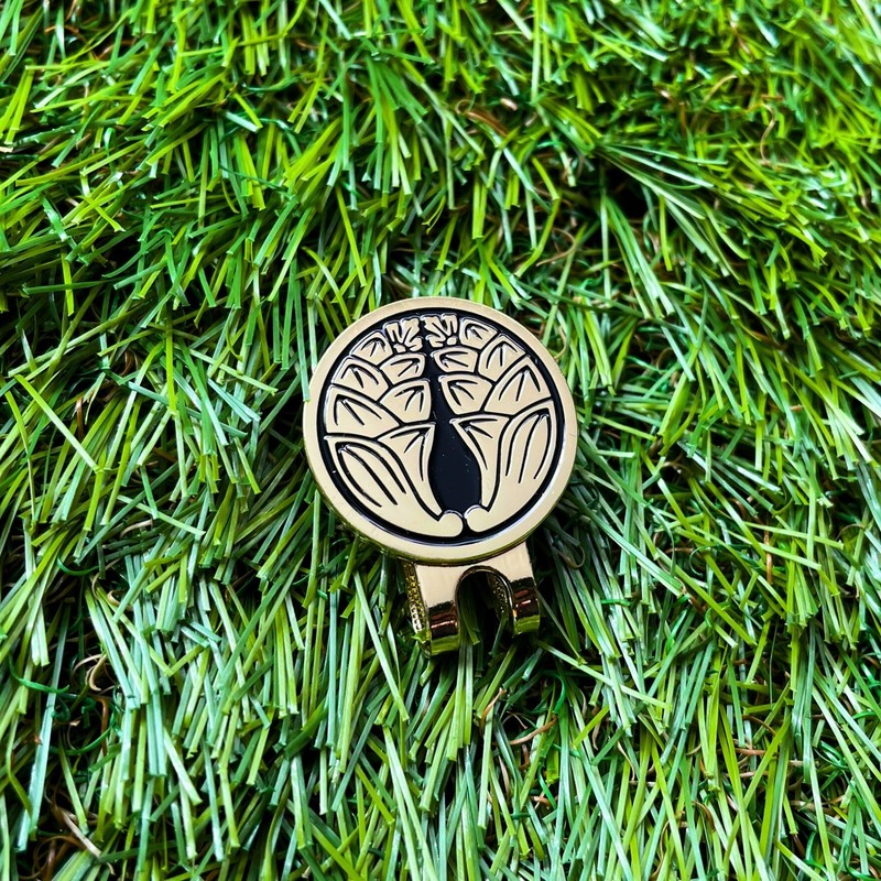 Golf Marker Magnet with Clip Circle Burlap Family Crest Gold