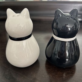 Unique Products Adorable Black & White Tuxedo Kitty Ceramic Cat Salt & Pepper Shakers CuTE!! NIB