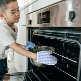 2Pcs Kids Oven Mitts for Children Play Kitchen, Anti- Scald Gloves Microwave Oven Gloves Kitchen Mitts for Kids Toddler Safe Baking Cooking (Light Blue Checkered)