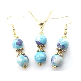 Ohrringe und Halskette aus vergoldetem Stahl, besetzt mit einem Anhänger aus blau und lila getönten weißen Jadeperlen und tibetischen Perlen