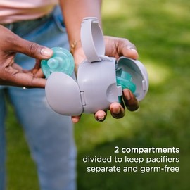 Portachupon para Bebé Ubbi On The Go - Soporte para chupete doble, mantiene a los bebés limpios y accesibles, incluye correa de silicona, color gris