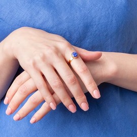 Goldring mit Stein in royalblau ‚Ä¢ Offener Edelstahlring ‚Ä¢ 18k vergoldeter Edelstahl & recyceltes Glas ‚Ä¢ nachhaltiger Halbedelstein-Look ‚Ä¢ gr√∂√üenverstellbar (min. √ò 16 mm)