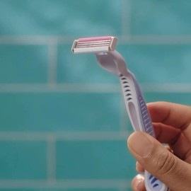 Gillette Simply Venus with 3 Blades Disposable Razors Moisture Rich Strip 4 ct