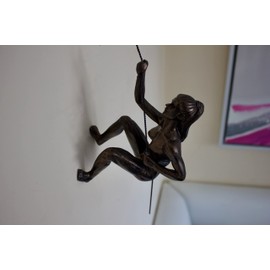 Haute Collage 1x Bronze Female Climber with Rock Nail-Caps Left-Arm-Up Climbing Lady Wall Hanging Climbing Woman Sculptures in Rock Climber Girl Ornament Outdoor & Indoor Decor Statue Abseiling