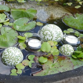 Storm's Gartenzaubereien Decorative Ball Ceramic Swimming Ball with Green Tendril Pattern in 3 Sizes with 2 Tea Light Glasses Floating as Teick Decoration