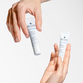 Crema hidratante nutritiva Rilastil Hydrotenseur para el contorno de ojos, triple acción: antiedad, antiojeras, antibolsas, efecto rellenador, 15 ml