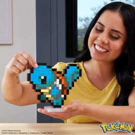 MEGA MEGA Pokémon Schiggy - zusammenbaubare Figur im Retro-Look, Pixel Art, 15 cm groß, inklusive Basis zur Wandmontage, für Erwachsene und erfahrene Sammler, HTH77