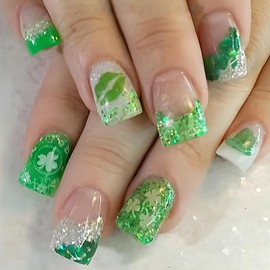 Shamrock Press on Nails Short Square French Tip with Clover Press ons Nail Shamrock St.Patrick's Day Fake Nails Full Cover Holiday Nude Artificial on Nails False Nails for Women Glue on Nails