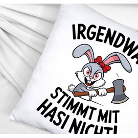 speecheese Irgendwas stimmt mit Hasi Nicht! Kissen satiniert mit Killer-Hase Lustiges DekoKissen satiniert mit witzigem Spruch