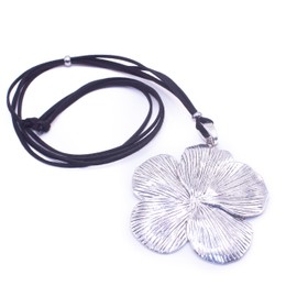 NILUXE DESIGN -Große Damenhalskette mit Blumenanhänger – Silber- oder goldfarbener Blumenanhänger – Großer Blumenanhänger – Große Damenhalskette – Mit Wildleder (Silber - Schwarzes Wildlederband)