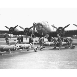 B-17 BOMBER "FLYING FORTRESS" CREW LOADING BOMBS 92ND SQUAD 8X10 PHOTO REPRINT