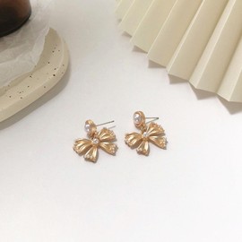 Dainty Pearl Bow Earrings for Women Gold Bow Dangle Earrings Vintage Pearl Stud Earrings Statement Earrings Birthday Jewelry for Women