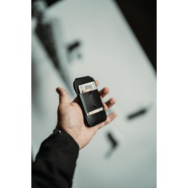 Lo Esencial Tarjetero de Piel Genuina Assembly Cardholder con 2 Compartimentos Para Hasta 7 Tarjetas Hecho a Mano. Unisex (Negro Clásico)