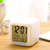GOODS+GADGETS Leuchtender LED Wecker mit Kalender, Uhrzeit & Temperaturanzeige; Cube-Wecker