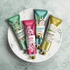 Crema de manos con flor de cerezo y manteca de