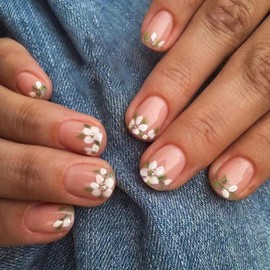 Maigitur Flower Press on Nails Short Square Fake Nails with Leaf Design White Floral False Nails Nude Stick on Nails Glossy Full Cover Glue on Nails Spring Acrylic Nails for Women Girls Manicure 24Pcs