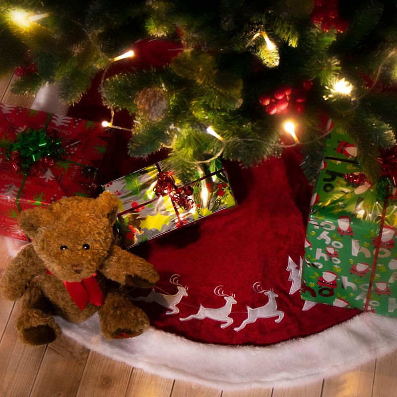 com-four® High-quality Christmas Tree Skirt to Protect Against Pine Needles,