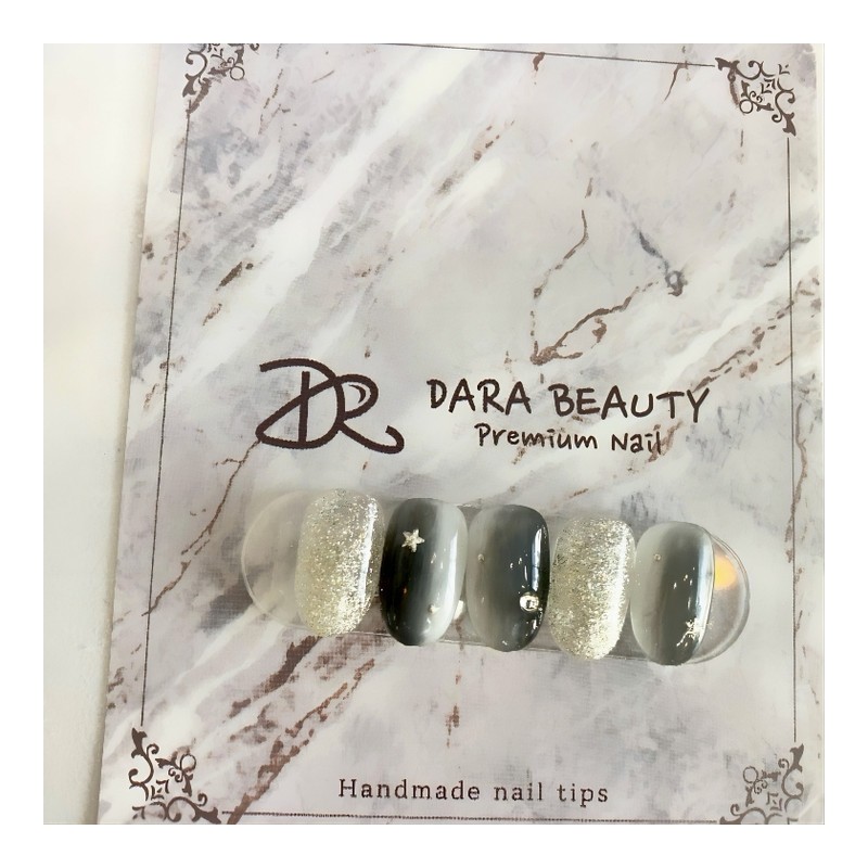 Dara Beauty February Art of the MonthBlack Vertical Gradient Nail❣