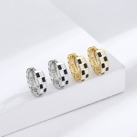 Dainty Checkered Hoop Earrings, Chic Checker Small Hoop Cartilage Earrings for Women, Simple Enamel Black White Grid Huggie Hoop Earrings for Women, Chunky Hoop Earrings for Women (Silver)