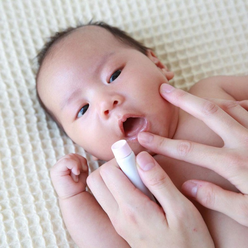 Pigeon Baby Lip Vaseline Peach Leaf Extract Formulated (Moisturizing Ingredient),