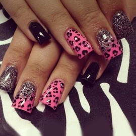 24 Pcs Press on Nails Short Square Nail Tips WLGDLH Fall Fake Nails Press ons Acrylic Nail Kit Full Cover Reusable False Nails Pink Black Glitter Glue on Nails Leopard Print Nail Art for Ma'am