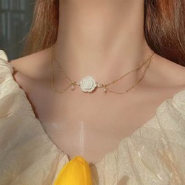 Inateannal Boho Pearl Flower Choker Necklace Gold Layered Pearl Chain Necklace White Flower petal Pendant Necklace Wedding Flower Necklace Chain Jewelry for Women and Girls