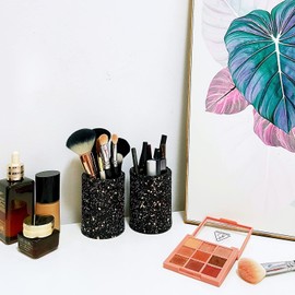 Soporte para brochas de maquillaje con lentejuelas, bonito organizador de decoración de tocador con purpurina, cepillos de cosméticos, peine y bolígrafos, soporte de almacenamiento para tazas (negro)