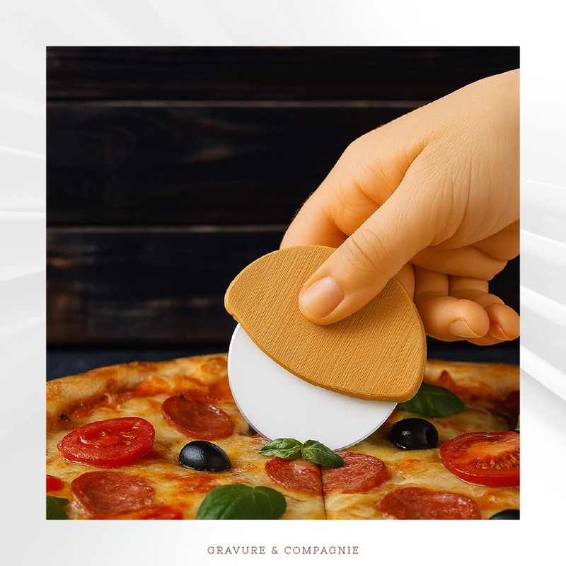 Pizzaschneider aus Bambus & Edelstahl – personalisiert mit Text oder