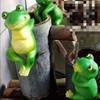 Garden Frog Statue Animal Statue Resin Climbing Frog Sculpture for