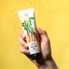 HANDS ON VEGGIES On Veggies: Energizing Shower Gel - Carrot