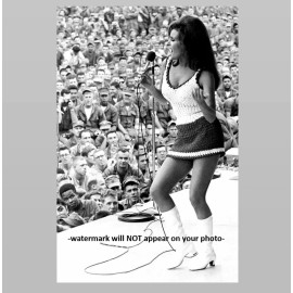 Raquel Welch USO Tour PHOTO Vietnam War Bob Hope Tour Saigon 67