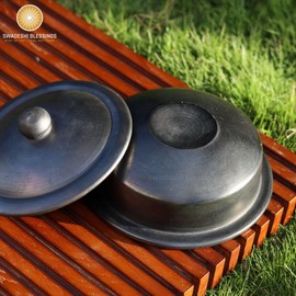 Swadeshi Blessings Exclusive Range Unglazed Earthen Dahi Handi/Curd Pot/Mitti Handi/Clay Pot with Lid, Also for Serving (with Natural White Firing Shade) (Black Round 1 Litres)