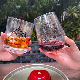 Pokolllee Est 2025 New Grandparents Gifts Wine Glass Set 15oz, First Time Grandparents Gifts, Est 2025 Pregnancy Announcement Wine Bag, Novelty Baptism Wine Glass Gifts for Grandpa Grandma