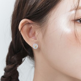 [D.silver] Silver 925 Daisy Earrings Silver / [D.silver] 실버925 데이지 귀걸이 실버