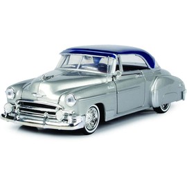 Motormax 79026 Chevy Bel Air Lowrider plateado metálico con parte superior metálica azul Get Low Series 1/24 modelo de coche fundido a troquel