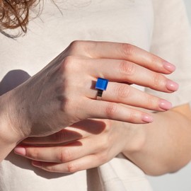 ALEXASCHA® Minimalist ring with colourful stones • Open finger ring for each finger • Small gift for girlfriend • Adjustable ring size: 53-63 (diameter 17-20 mm) • Glass stone: 10 mm (sapphire blue)
