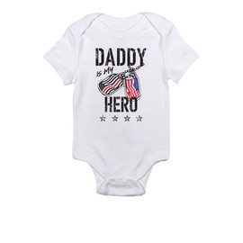 TeeNow – Daddy is My Hero (Personalizado para todas las ramas) – Mono de bebé inspirado en los militares estadounidenses – Niño y niña, Blanco, azul marino., 0-3 meses