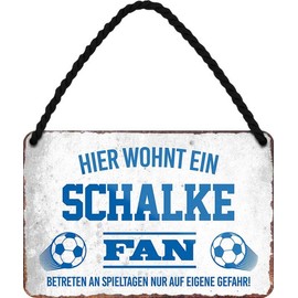 WOGEKA ART HS36 Retro Tin Sign with German Text "Hier wohnt ein Schalke Fan Football - Funny Saying Gift Idea for Birthday Christmas Decoration 18 x 12 cm Vintage Design Hanging Sign Metal