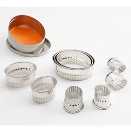 thermohauser Cookie Cutter Set (Stainless Steel) Oval, Waved Edges, 9 Pieces, Diameter 2.4 - 8.2 cm, Packed in Tin Storage Tin