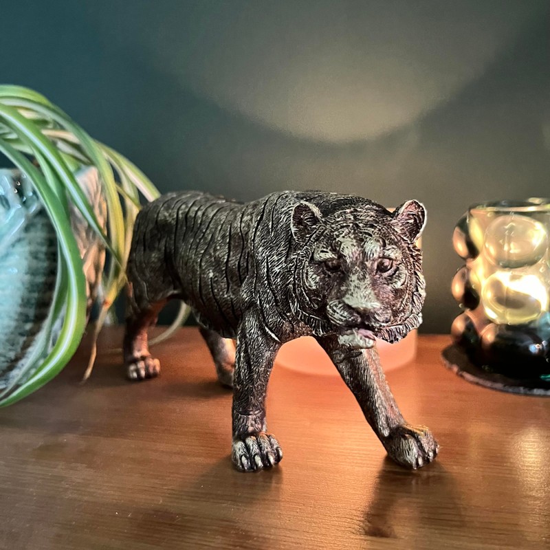 Thorness Handcrafted Bronze-Effect Tiger Statue - Elegant and Decorative Ornament