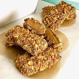 1 pound of gourmet sugar free english toffee candy. Sticks of sugar free gourmet english toffee is doused in sugar free chocolate and surrounded with roasted almonds (sugar free toffee)