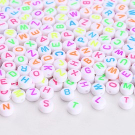 HERZWILD Colour Letter Beads 1000 Pieces Acrylic Round Beads Mixed White Bead with Colorful Letters A-Z Round Bead for Bracelet, Choker, Jewellery Crafts (4 x 7 mm).