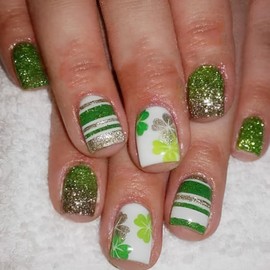 24Pcs St. Patrick's Day Press on Nails Short Square Shamrock Fake Nails Gold Green Glitter False Nails with Line Design White Full Cover Artificial Glue on Nails Cute Stick on Nails for Women DIY Nail