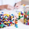 Plus-Plus 9607002 Geniales Konstruktionsspielzeug, Basic, Bausteine-Set in praktischer Metall-Box mit